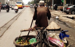 Được hỏi mua toàn bộ số chuối, ông lão đã nói một câu khiến nhiều bạn trẻ hổ thẹn