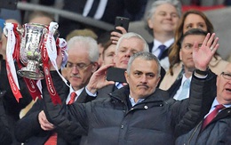 Gương mặt không cảm xúc và một Mourinho đầy lo âu