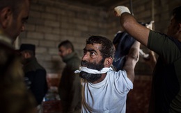 Lộ bằng chứng hãi hùng lính Iraq tra tấn cả IS lẫn dân thường "cho vui", Mỹ cắt viện trợ