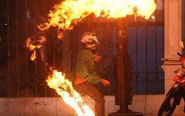 Bị tạm giữ xe máy, mua xăng rồi ném vào trụ sở Công an phương