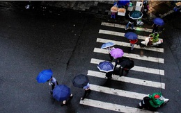 Khi nào đợt mưa đang khiến đường phố Hà Nội bẩn "lép nhép" kết thúc?