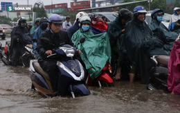 Người Sài Gòn lại bì bõm lội nước trên đường phố sau trận mưa lớn