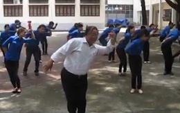 Thầy giáo U60 và điệu múa "Đàn gà con" khiến dân mạng rần rần chia sẻ