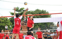Tranh cãi khi tuyển bóng chuyền nữ Việt Nam về làng đấu đội nam