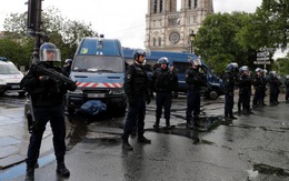 Pháp: Kẻ dùng búa tấn công cảnh sát bị bắn bên ngoài nhà thờ Notre Dame, Paris