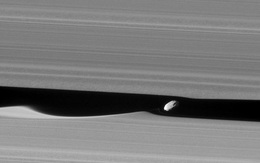 Bức ảnh cận cảnh đầu tiên của một vệ tinh Sao Thổ