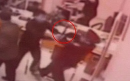 Cầm dao đi cướp ngân hàng bị bảo vệ già tay không hạ gục