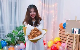 Kỷ niệm 6 năm yêu, cô gái được bạn trai tặng... 15 chiếc đùi gà rán vì chê hoa mau tàn