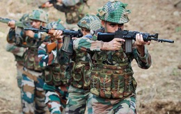 Sợ Trung Quốc mở đường cho xe tăng, Ấn Độ đổ quân tình báo tới biên giới nghe ngóng
