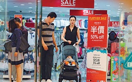 Lấy chồng đại gia, Hoa hậu vẫn phải chen chân xếp hàng mua đồ bình dân giảm giá