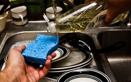 7 sai lầm khi rửa bát gây hại nhiều người mắc mà vô tình không biết