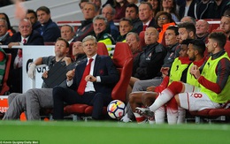 Wenger “nổ” tưng bừng với Arsenal, “đá xoáy” Mourinho-MU