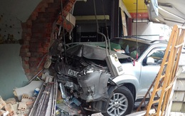 'Xế hộp' mất lái, tông sập nhà dân ở Kon Tum
