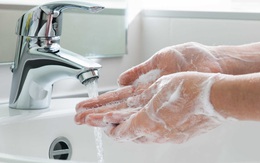 Rửa tay thế nào mới diệt hết vi khuẩn gây bệnh? Đây là câu trả lời của TS Anh