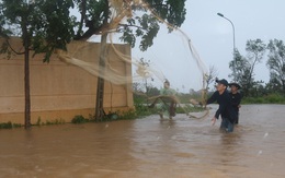 Sau bão số 10, người dân Quảng Bình quăng chài, thả lưới bắt cá giữa phố