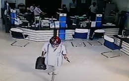 Camera ghi cảnh kẻ bịt mặt, cầm súng xông vào cướp ngân hàng giữa ban ngày
