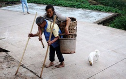 Bà làm đôi mắt cho ông, ông làm đôi chân cho bà - chuyện tình "cái giỏ" khiến mọi người không khỏi xúc động