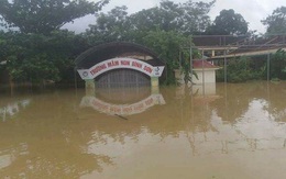 Ảnh: Nước ngập mái nhà, 'bủa vây' trường học ở Nghệ An
