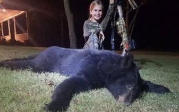 Bức ảnh bé gái 10 tuổi đứng cạnh con gấu đen nặng hơn 100 kg và câu chuyện bất ngờ đằng sau
