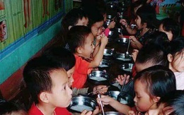 Phụ huynh bức xúc trước việc trường Mầm non cho trẻ ăn bún luộc nước sôi