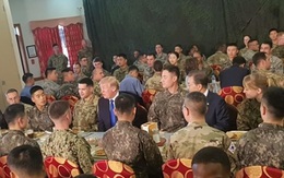 Tổng thống Donald Trump ăn trưa với binh sĩ trong doanh trại Mỹ ở Hàn Quốc