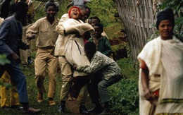 Tục cướp vợ giữa ban ngày: Tiếng thét kinh hoàng của cô gái giữa ‘rừng’ tiếng cười cợt nhả