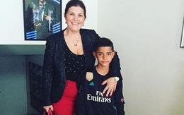 Hành động hài hước của mẹ Ronaldo khi con trai đá phạt đền