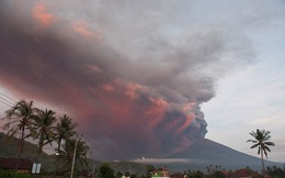 Video: Dung nham lạnh, mối nguy hiểm tiềm tàng từ núi lửa Indonesia