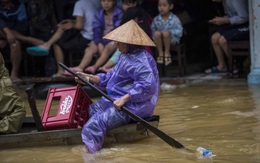 Người dân Huế chèo thuyền, đánh cá trên đường phố trong ngày mưa lũ