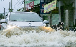 Gần 3km đường biến thành sông vì triều cường, ô tô “quật” trẻ em té ngã giữa dòng nước ở Sài Gòn