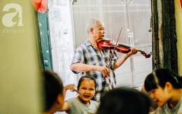 Giữa Hà Nội mùa nắng cháy, quán ốc của ông chủ tay bưng khay, tay kéo violin vẫn nườm nượp khách