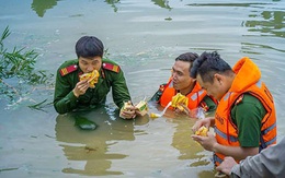 Ngâm mình trong nước lũ cứu đê sông Hoạt