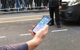 Dân tình đứng chờ mua iPhone X náo loạn vì có anh chàng vừa mua được máy đã tung lên trời cho rơi xuống đất