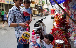 Chùm ảnh: Xóm lồng đèn giấy kính truyền thống ở Sài Gòn tất bật mùa Trung thu