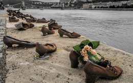 Nhìn thấy hơn 60 đôi giày bên dòng sông Danube ở Hungary, nhiều người bật khóc khi biết câu chuyện ám ảnh phía sau