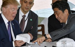Thủ tướng Shinzo Abe tặng gì cho Tổng thống Donald Trump?