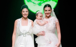 Mẹ con Hồng Quế làm vedette đêm mở màn Tuần lễ thời trang VN 2018