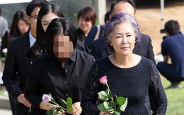 Tròn 7 năm ngày Park Yong Ha mất, mẹ tài tử đã có thể mỉm cười đi viếng mộ con trai