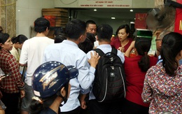 Hà Nội: Phố Thụy Khuê tắc nghẽn vì dòng người ùn ùn đổ về mua bánh Trung thu gia truyền