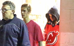 Selena Gomez đến cổ vũ Justin Bieber chơi hockey và mặc cả áo của bạn trai