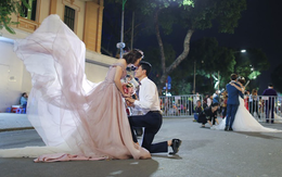 Bức tranh giao mùa vẽ bởi những tà áo cưới duyên dáng tinh khôi trên khắp phố phường Hà Nội