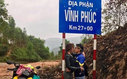 Cặp đôi "hôn nhau trên từng cây số": Đi xuyên Việt, đến đâu cũng chỉ chụp đúng 1 kiểu ảnh