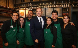 Thách thức ông Trump, Starbucks sẽ thuê 10.000 người tị nạn