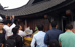 Cán bộ Bộ Công Thương đi lễ chùa giờ hành chính