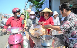 Chùa Bà Thiên Hậu: Du khách xúc động nhận nước uống, đồ ăn, giữ xe miễn phí