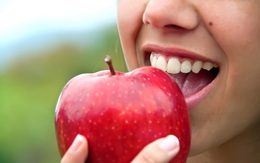 5 "bài thuốc" làm trắng răng hiệu quả từ thực phẩm