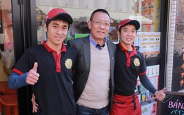 Nhà báo Lại Văn Sâm đích thân sang Nhật gặp gỡ 2 anh em người Việt mở tiệm bánh mì cực đắt khách