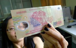 Khách gửi tiết kiệm 500 triệu, có lẫn 20 tờ tiền nghi giả, giao dịch viên ngân hàng cần làm gì?