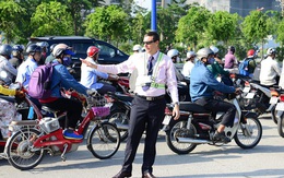Thầy giáo Tây ở Sài Gòn mướt mồ hôi "giải cứu" kẹt xe vì sợ học sinh trễ giờ