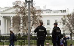 Đột nhập vào Nhà Trắng lúc 2 giờ sáng, mang theo cả túi ngủ